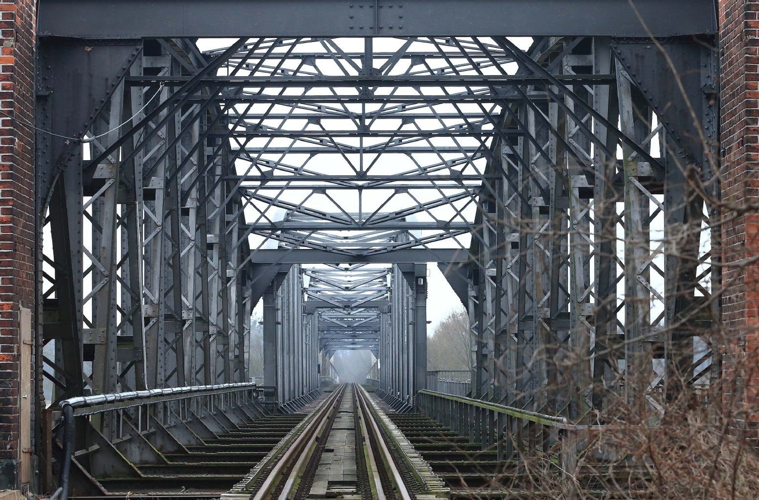 Die Eisenbahnbrücke über die Elbe in Barby in Sachsen-Anhalt. Die Bahn will in marode Brücken im Land investieren.