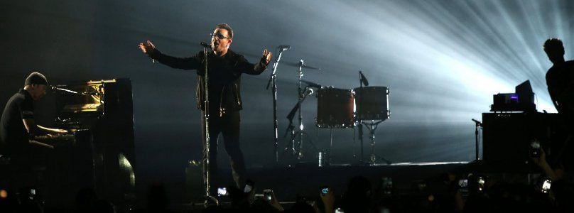 Bono auf der großen Bühne.