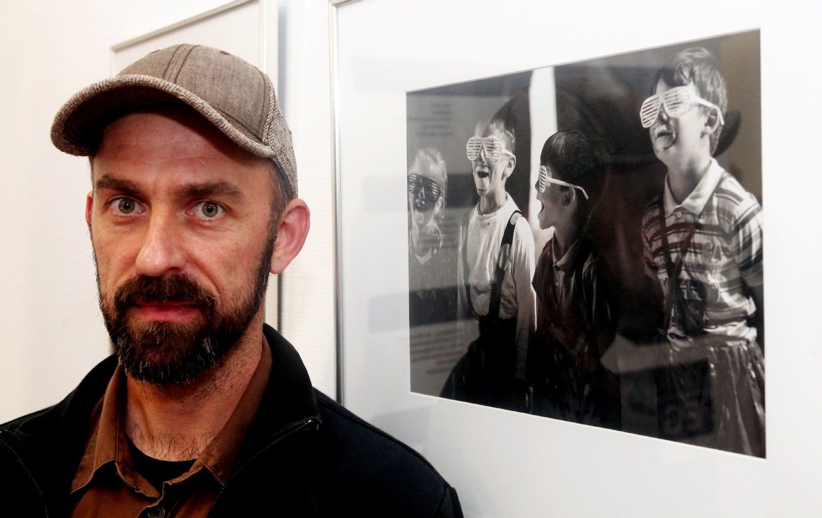 Der Fotograf Marcus-Andreas Mohr vor einem seiner Bilder der neuen Ausstellung "Großer Zirkus - Kleine Leute".