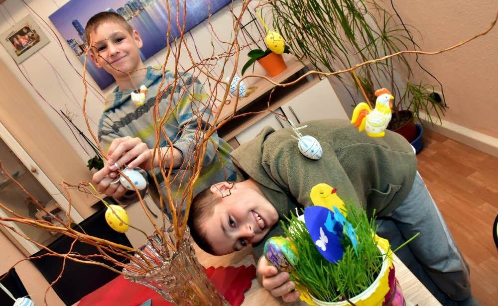 Schmücken zu Hause den Osterstrauch - die zehnjährigen zweieiigen Zwillinge Leon und Lukas Haase (von links).