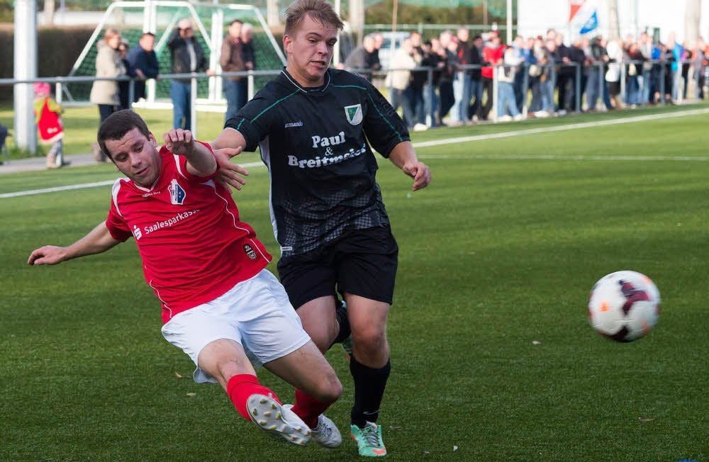 „Frieda“ Martin Kubisch (l.) in seiner ihm eigenen Spielweise. Einsatzstark kämpfte er selbst beim 20:0-Kantersieg gegen Schönebeck um den Ball.