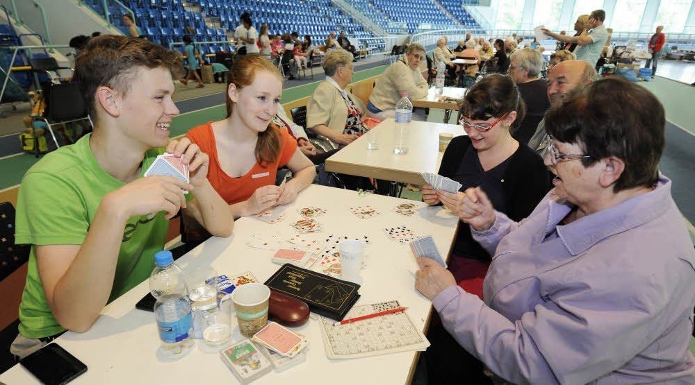 Rommé-Runde: Die beiden Hochwasseropfer Christel Lange und die 14-jährige Jasmin beim Kartenspiel mit Marie und Max (von rechts).