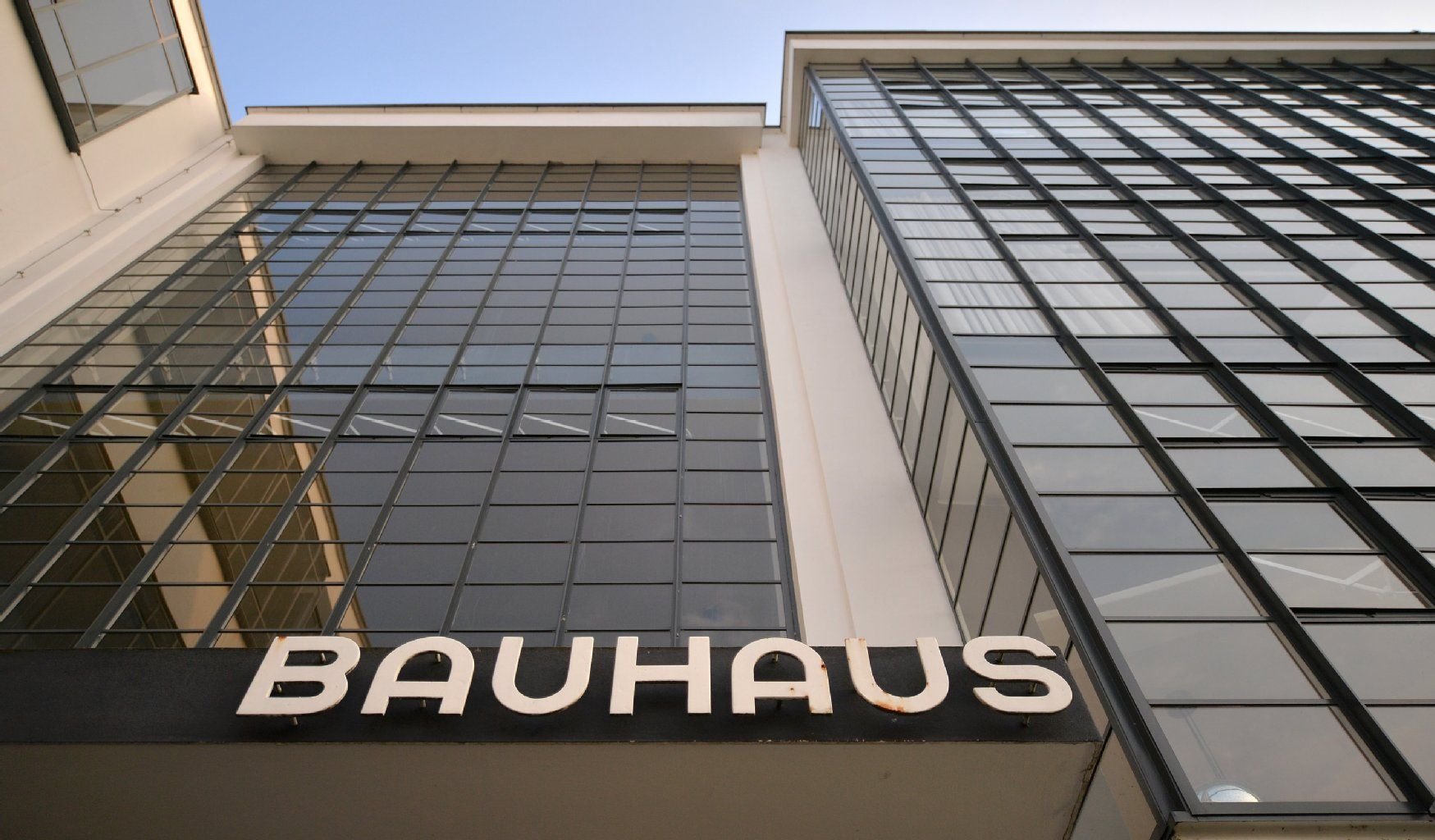 Blick auf das Hauptgebäude der Bauhausschule in Dessau-Roßlau (Sachsen-Anhalt)