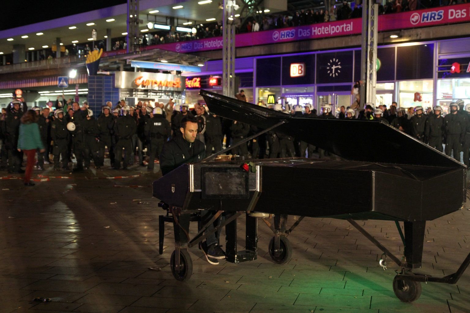 Pianist Davide Martello spielt auf dem Breslauer Platz in Köln.