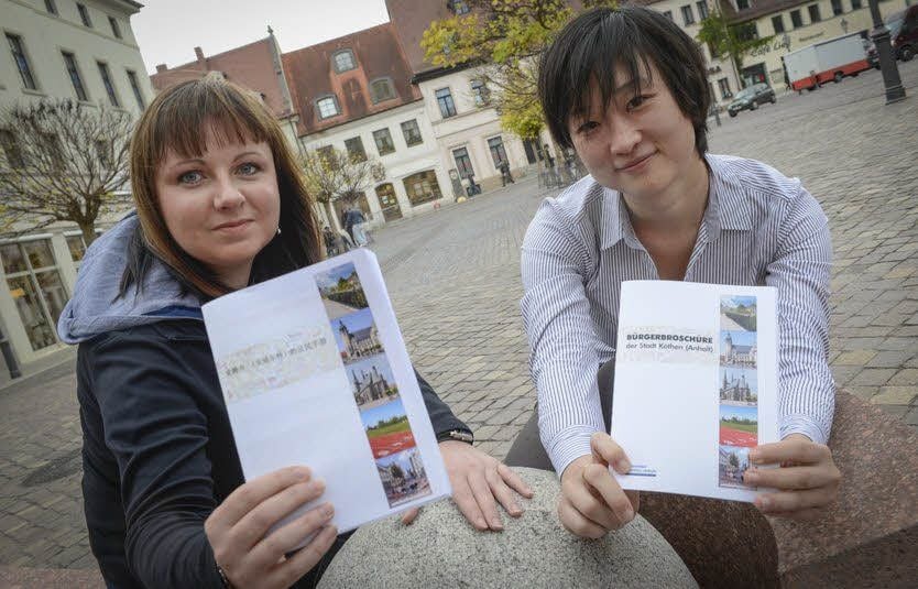 Anja Steinbiß (li.) und Yizhen Yang haben die Broschüre erarbeitet.