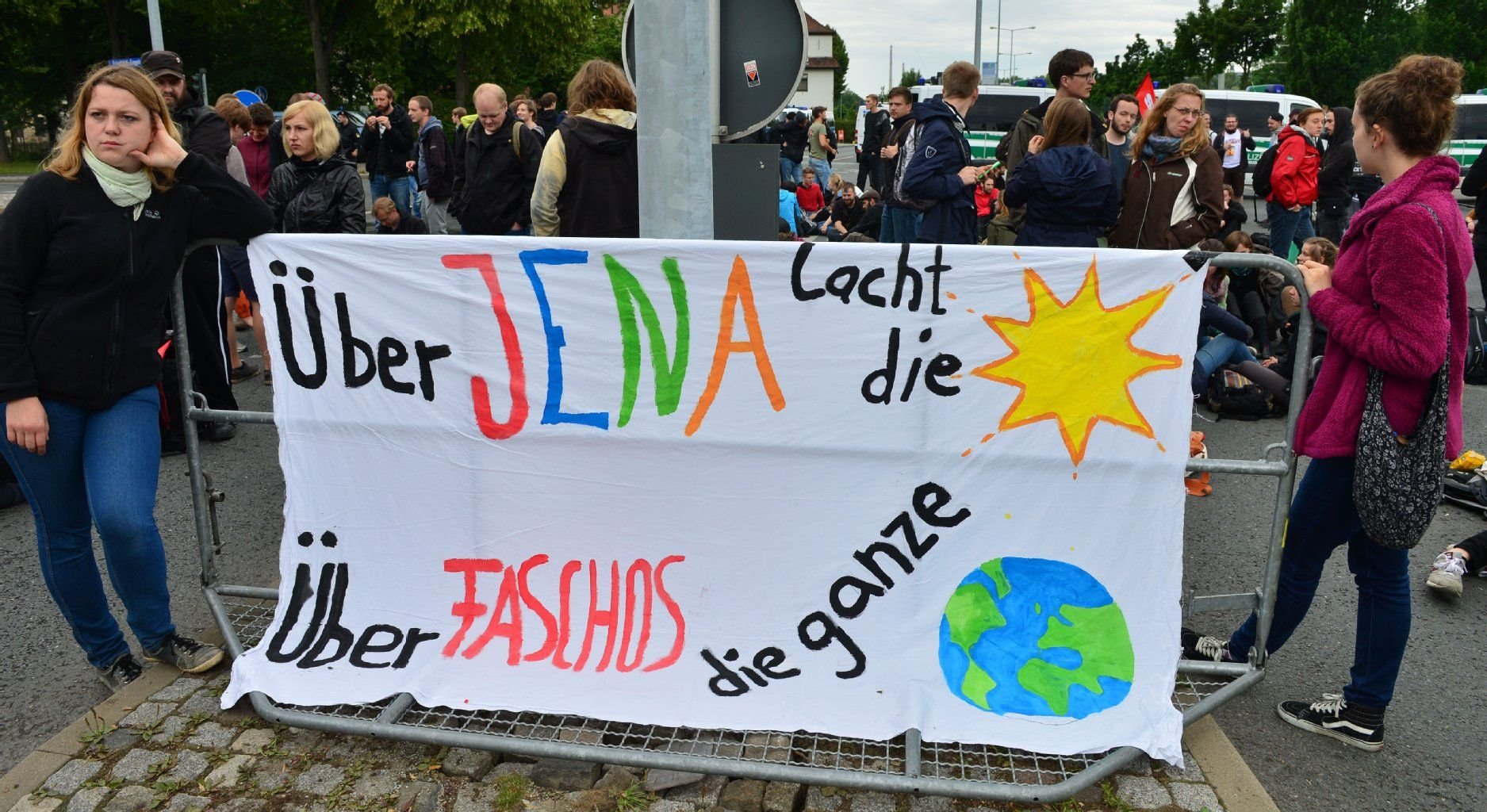 Ein Transparent hängt in Jena (Thüringen) an einem Sperrgitter. Vielfältige Protestaktionen in der Stadt richten sich gegen eine Veranstaltung der "Europäischen Aktion Thüringen".