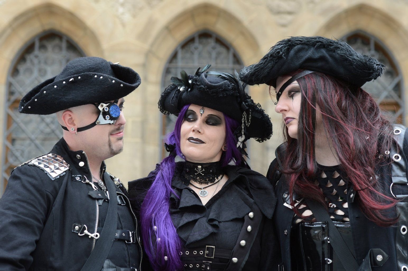 Teilnehmer des 22. Wave-Gotik-Treffens aus der Schweiz und aus Bayern zeigen in ihren Kostümen in der Innenstadt von Leipzig.