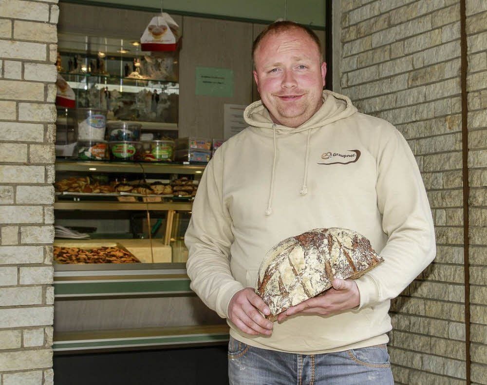 Bäckermeister Lars Brzyk mit seiner neuesten Brotkreation: dem „Merseburger“