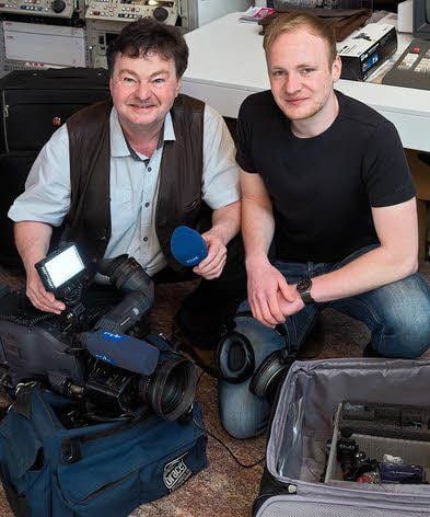 Holger Schmidt und sein Sohn, Tontechniker Robert Schmidt, packen die Technik sorgfältig ein.