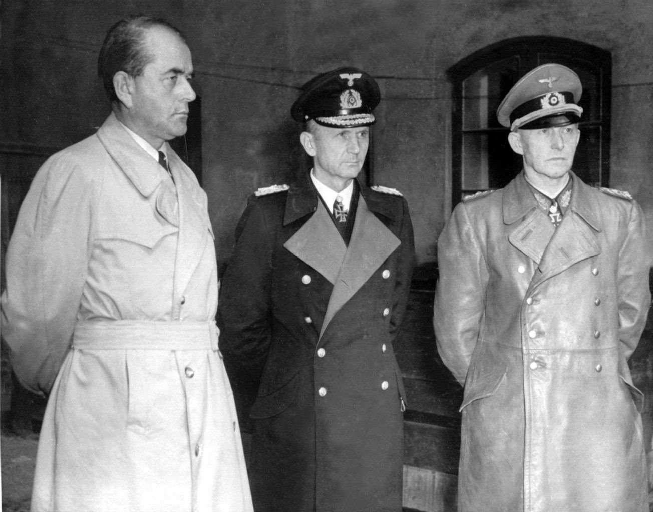 Karl Dönitz (m.), hier mit Rüstungsminister Albert Speer (l.) und Generaloberst Alfred Jodl (r.), hat als letzter Reichspräsident Deutschlands Kapitulation eingereicht.