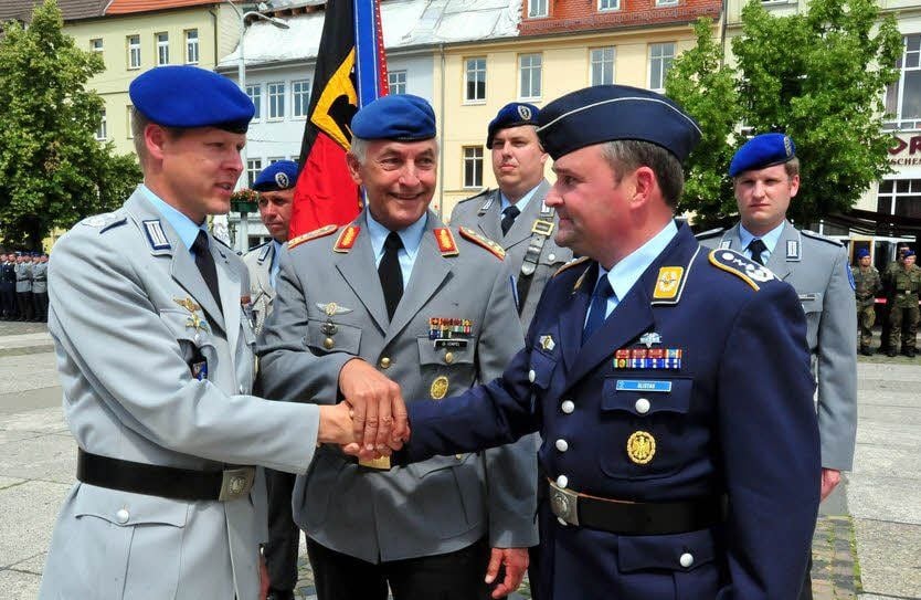 Axel Zwad (links) gibt das Kommando des Sanitätsregiments 32 der Bundeswehr an Sascha Glistau ab. In der Mitte Generalstabsarzt Michael Tempel.