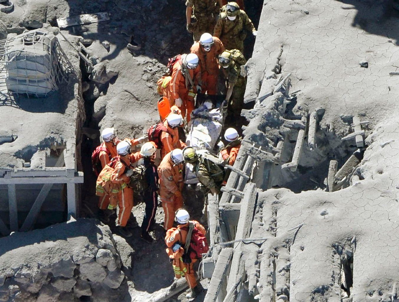 Japanische Rettungskräfte am Vulkan
