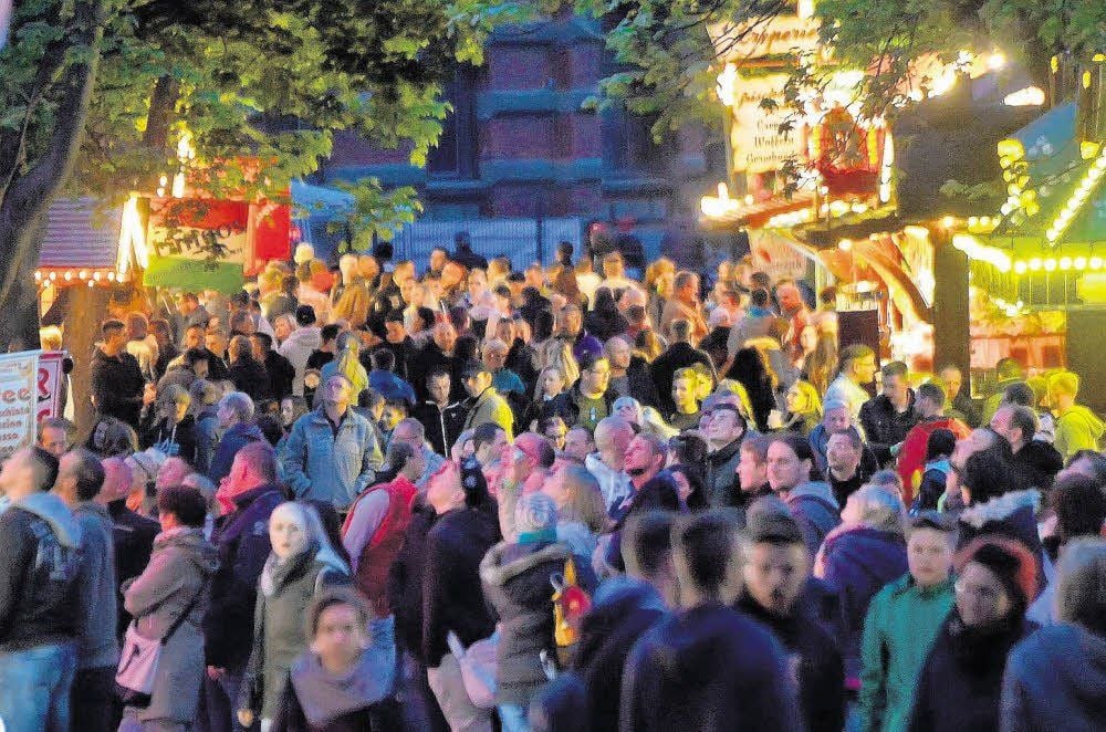 Dicht gedrängt schoben sich am Abend die vielen Besucher des Gildefestes über die Herrenbreite.
