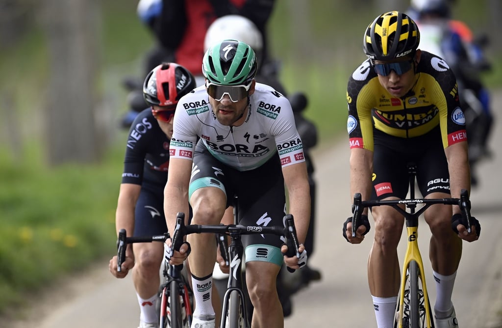 Die Tour de France findet in diesem Jahr ohne Maximilian Schachmann (M.) statt.