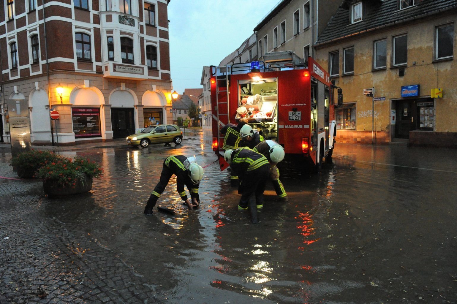 Wolkenbruchartiger Regen überflutet die Hallesche Straße in Eisleben