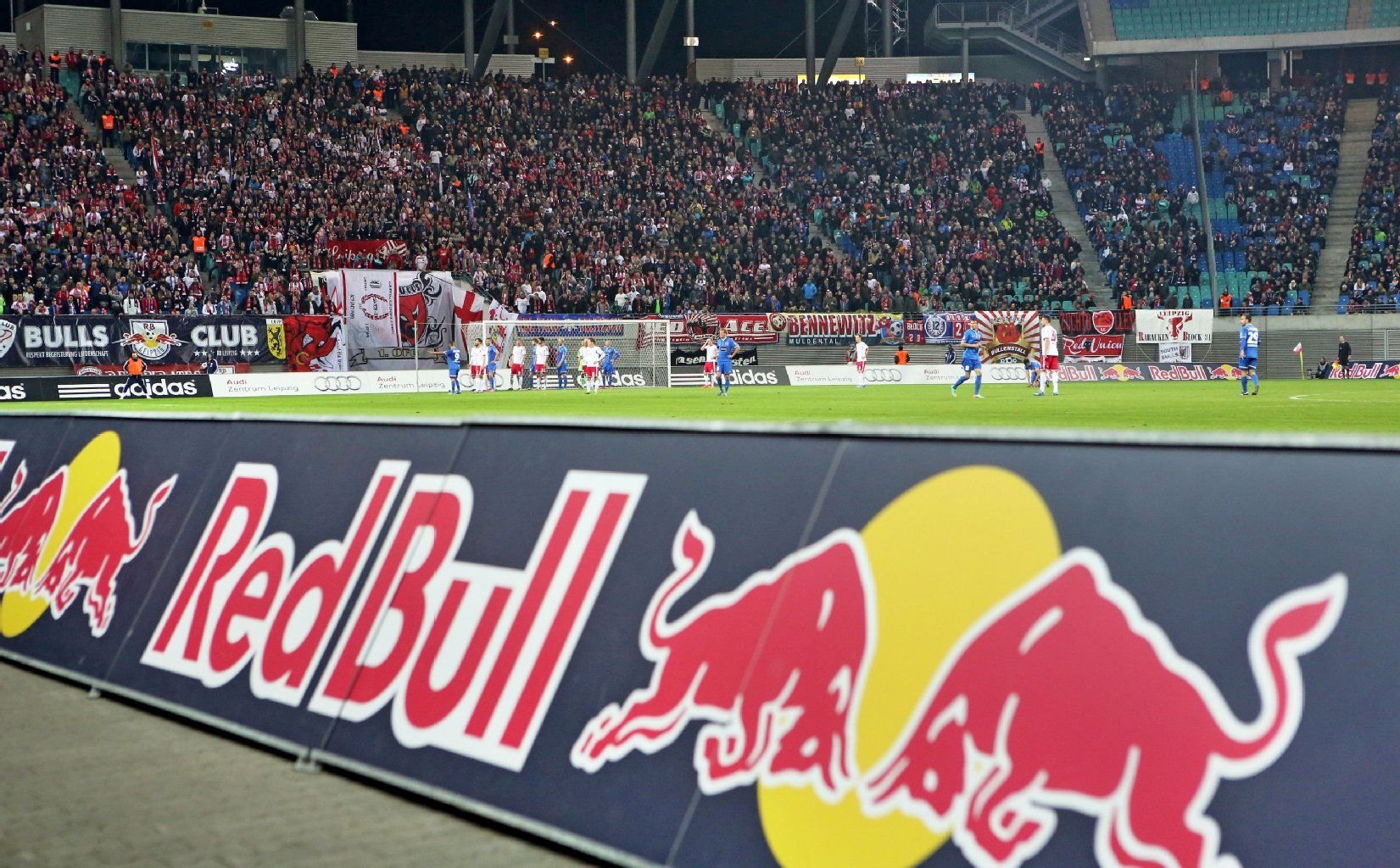Eine Red-Bull-Werbebande.