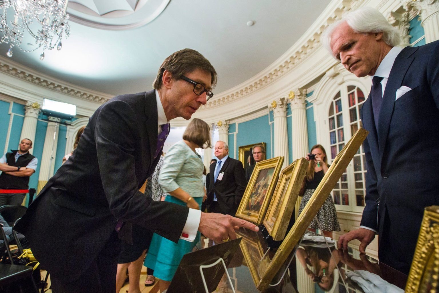 Die Bilder wurden am Dienstag in Washington dem deutschen Botschafter in den USA, Peter Wittig, überreicht