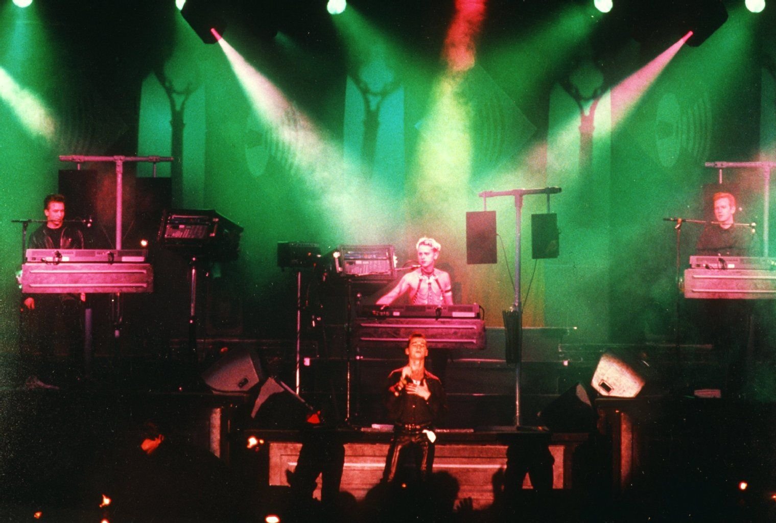 Alan Wilder, Martin Gore, Sänger Dave Gahan und Andy Fletcher von "Depeche Mode" bei ihrem Konzert in der Werner Seelenbinder-Halle in Ost-Berlin im März 1988