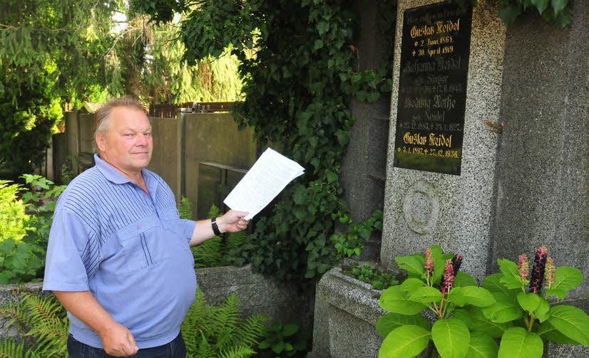 Reinhard Münzberg zeigt das älteste noch erhaltene Grab, eines von 1919.