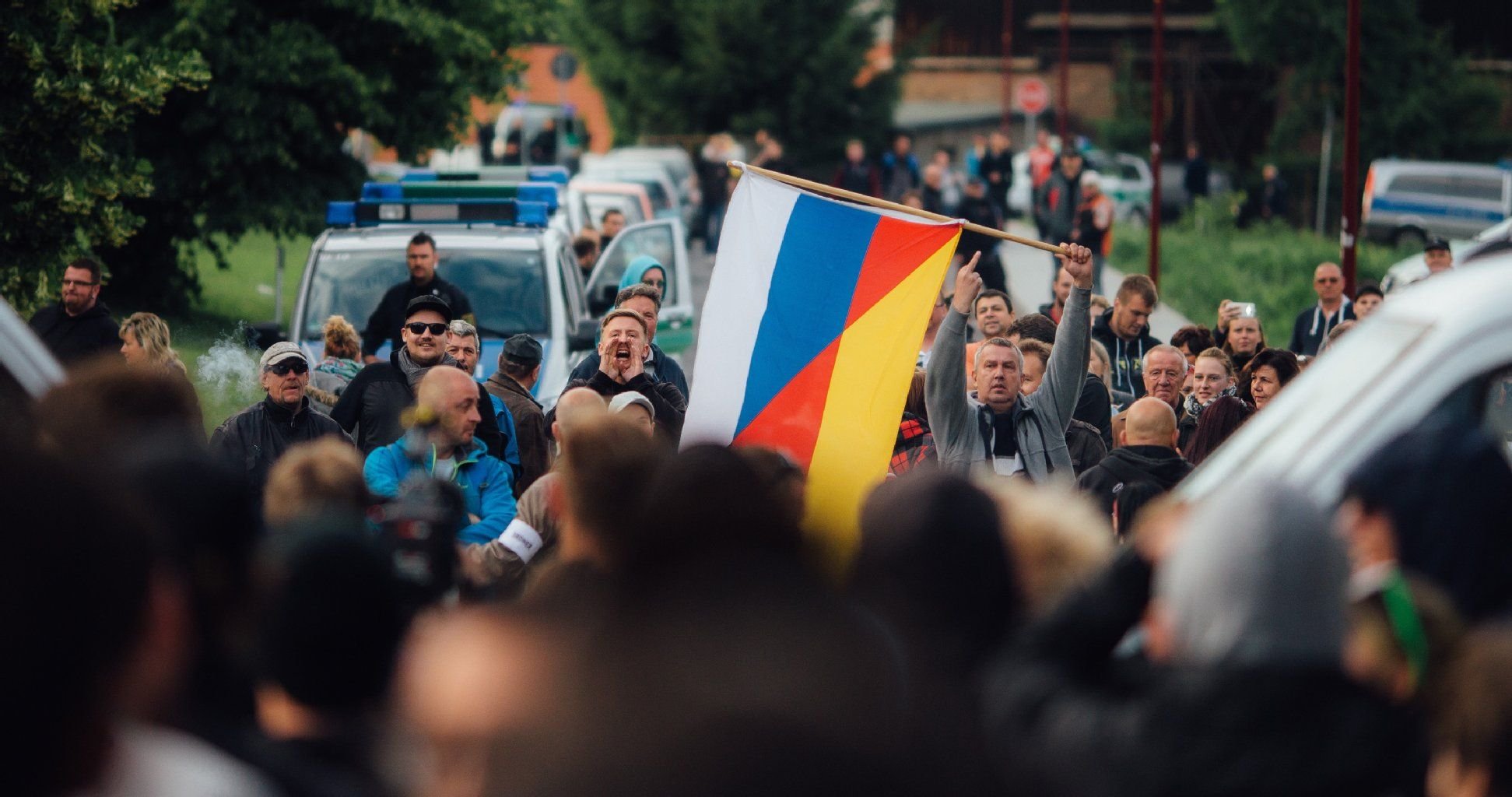 Flüchtlingsgegner protestieren mit einer deutsch-russischen Fahne am 24.06.2015 vor einer Unterkunft von Asylbewerbern (Leonardo-Hotel) in Freital.