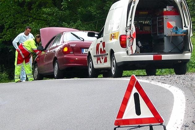 Um andere Verkehrsteilnehmer aufmerksam zu machen, muss ein Warndreieck aufgestellt werde. Erst dann sollte der Pannendienst angerufen werden.
