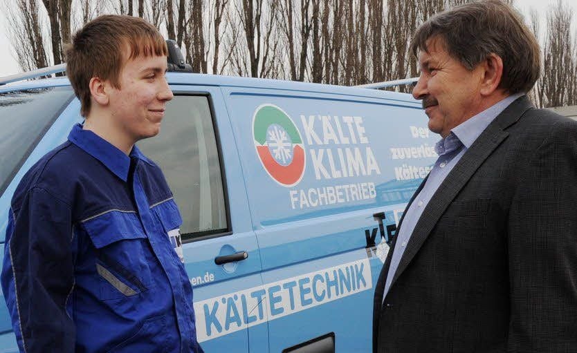 Geschäftsführer Lutz Stoppa im Gespräch mit Tobias Berger, Mechatroniker-Lehrling im ersten Lehrjahr.