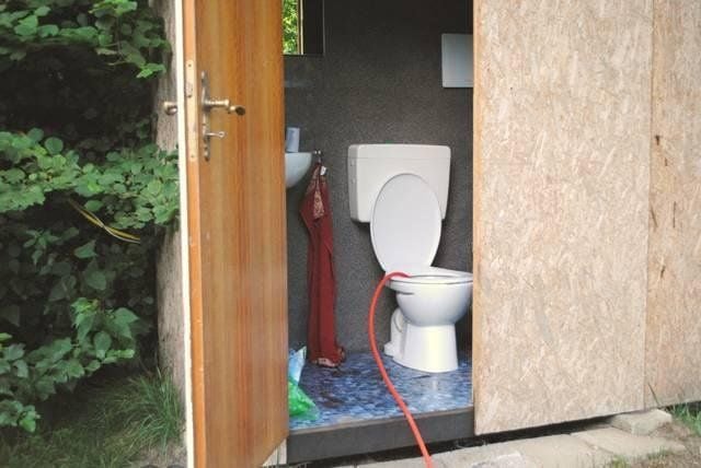 Der Jugendliche hat versucht den Inhalt des Angelteiches in diese Toilette zu pumpen um wieder an sein Handy zu kommen.