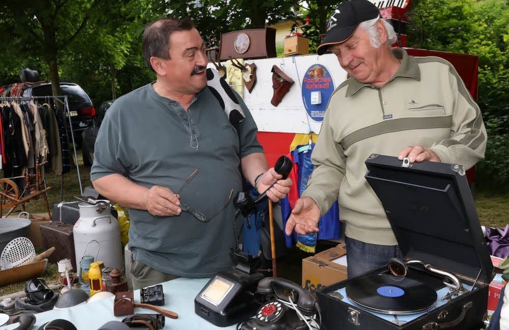 Trödler Peter Tralles (re.) aus Mansfeld verkauft so ziemlich alles. Günther Bernsdorf interessiert sich jedenfalls für das alte Grammophon.