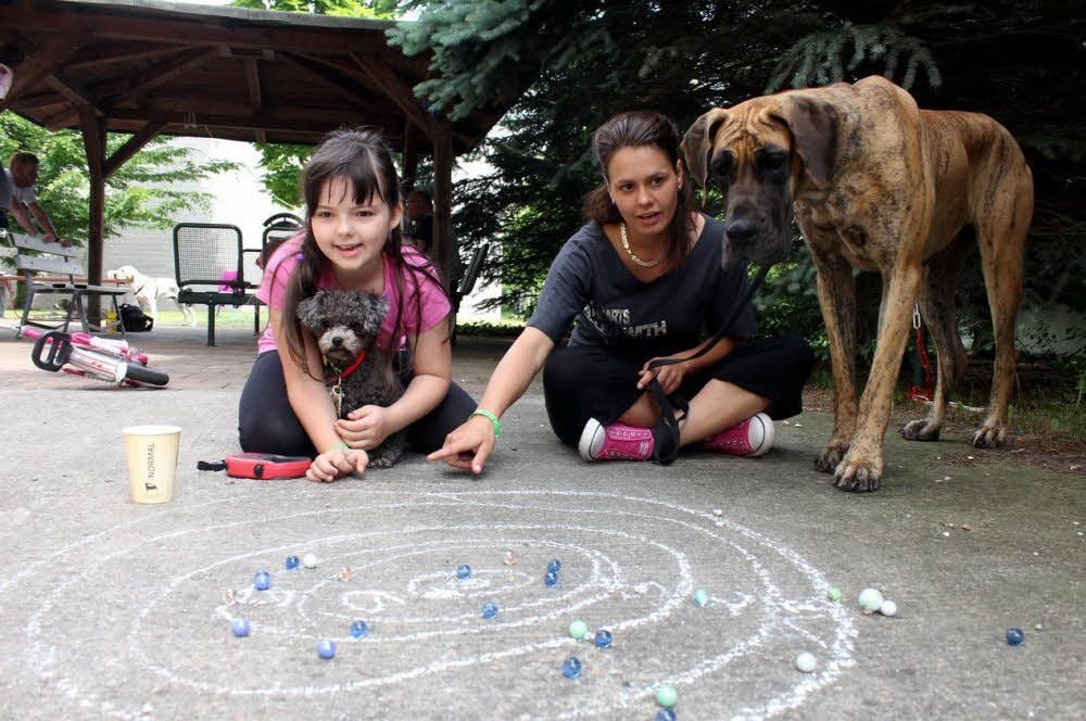 Natalie (l.) und Susanne Poltera mit zwei „BBS-Hunden“.
