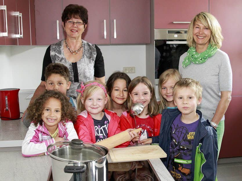 Die Maxigruppe mit den Erzieherinnen Ines Schulze und Margret Ebert in der neuen Kinderküche.