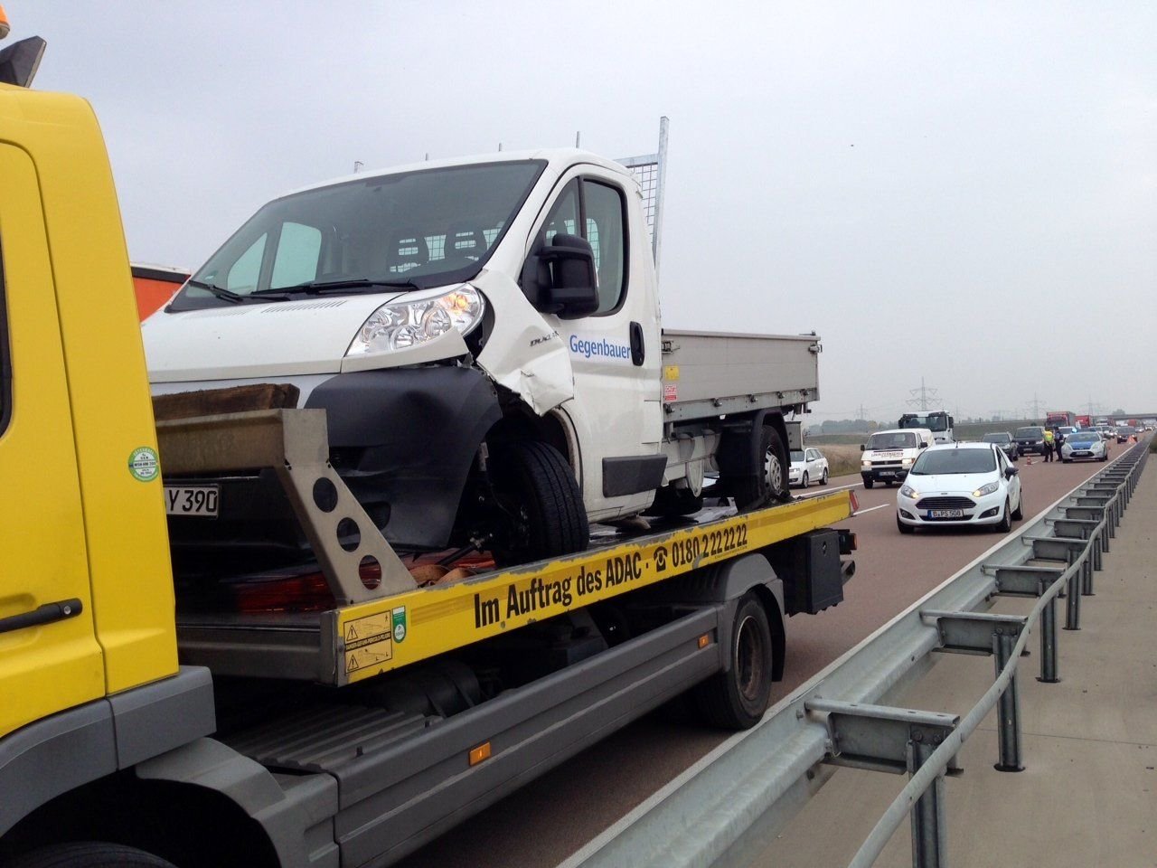 Einer der beschädigten Kleintransporter wird abtransportiert.