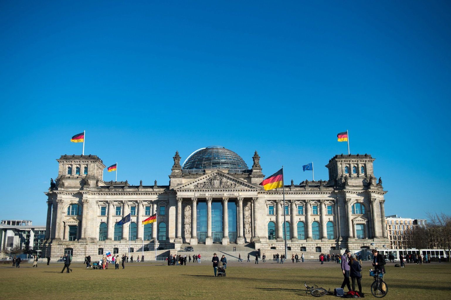 Wer als Abgeordneter vom Reichstag aus den Bundestags-Fahrdienst nutzen will, wird zukünftig in noch umweltfreundlichere Autos einsteigen.
