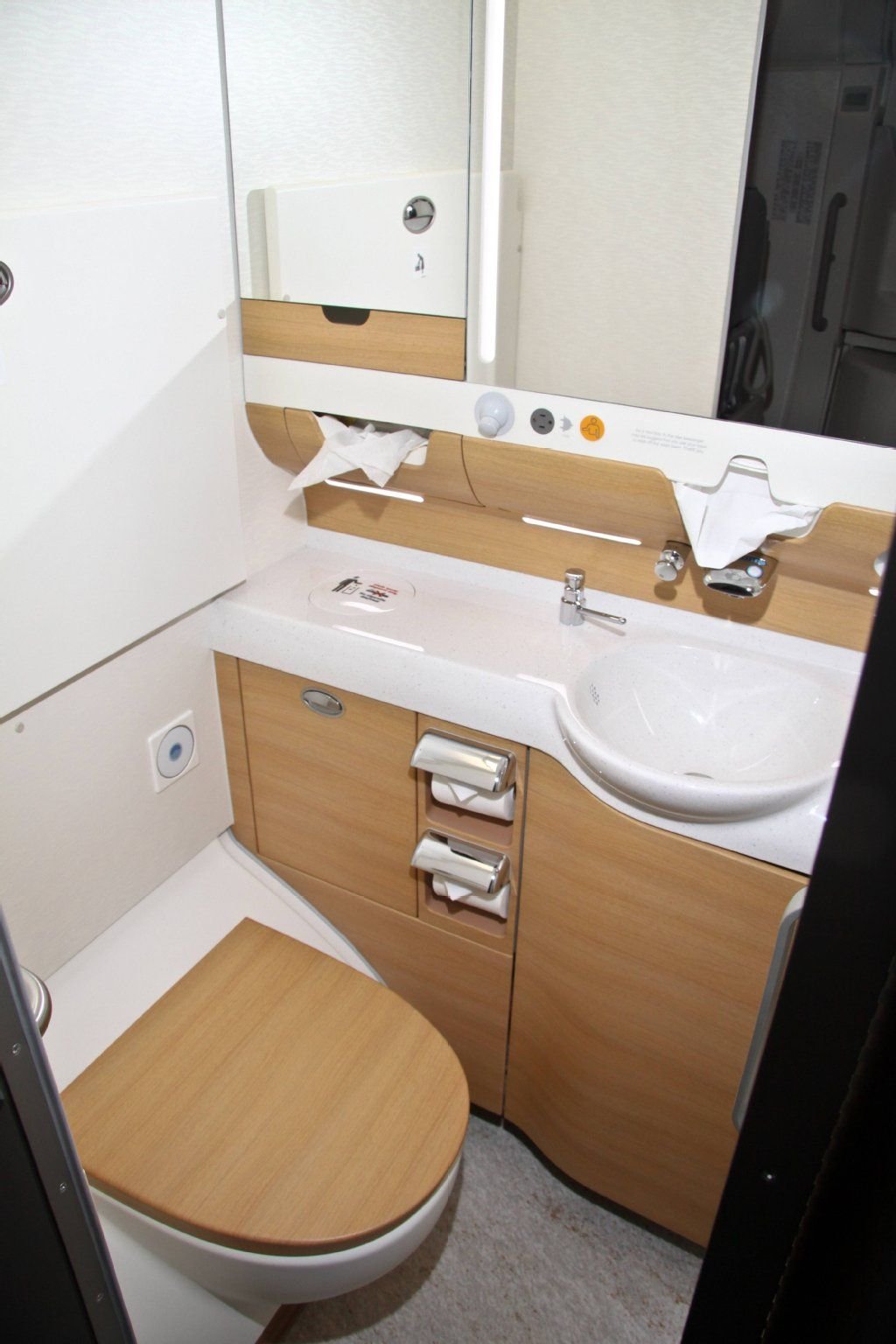 Flugzeugtoiletten werden nicht während des Flugs entleert.