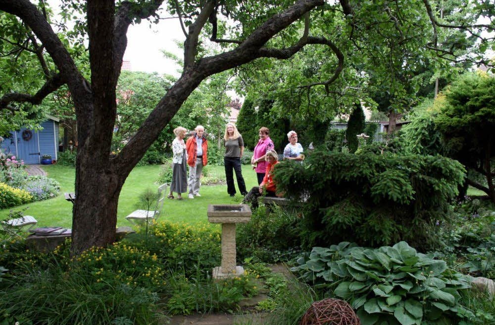 Aus schier jeder Perspektive bietet sich ein bezaubernd schöner Blick in das Gartenreich von Familie Ebermann. So wie Rosemarie Krause aus Holzdorf fragen zunächst viele Besucher: „War der Dichterfürst hier wirklich?“