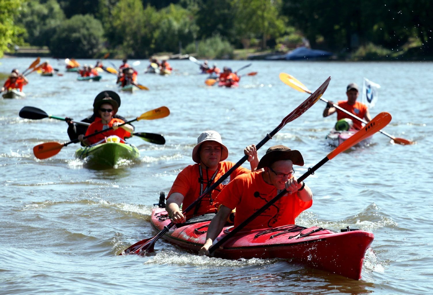 Unter dem Motto "Leipzigs Weg zum Meer" paddeln 37 Kanuten seit Montag von Leipzig nach Hamburg.