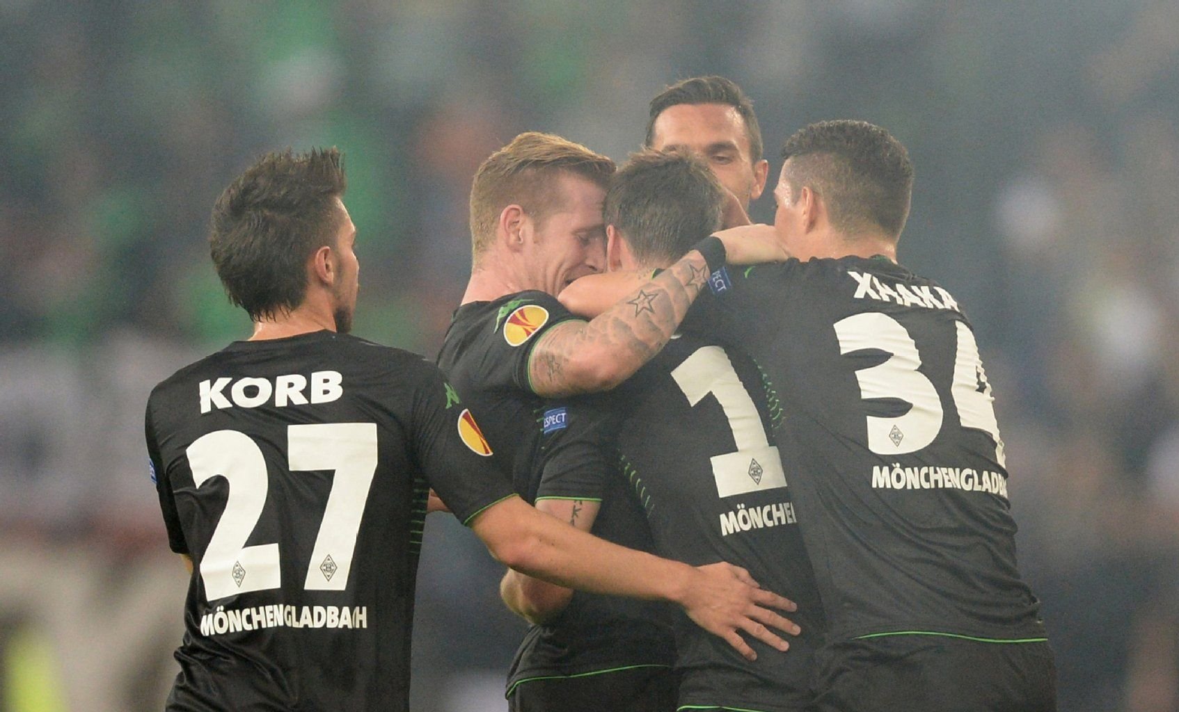 Julian Korb, Andre Hahn und Granit Xhaka beglückwünschen den Torschützen.
