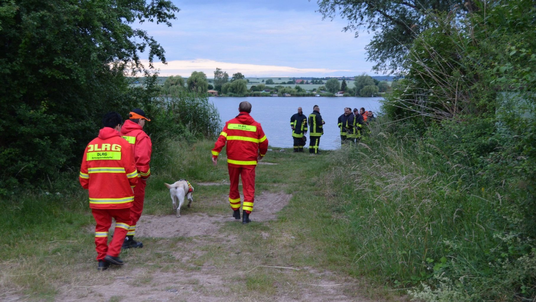 Die Hunde der Rettungshundestaffel vermögen vom Schlauchboot aus, menschliche Hautschuppen zu riechen.