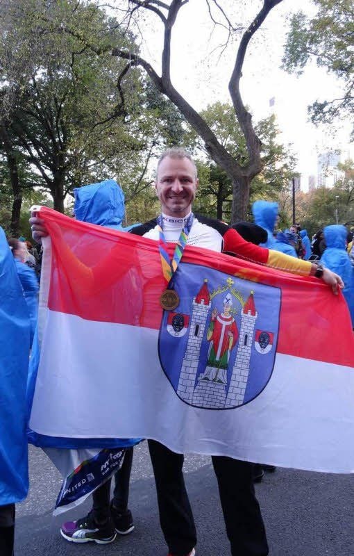 René Zein hatte eine Fahne seiner Heimatstadt Aken im Gepäck und präsentierte diese in der Weltstadt New York auch gebührend.