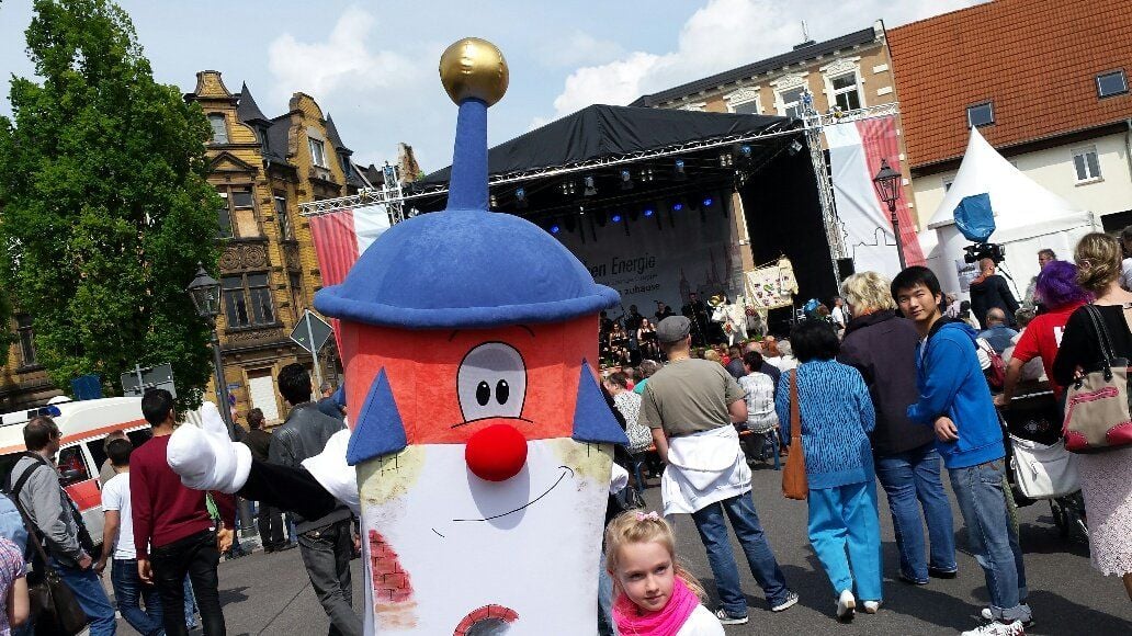 Maskottchen Halli ist schon da - kurz vor der Eröffnung in Köthen am Freitag.