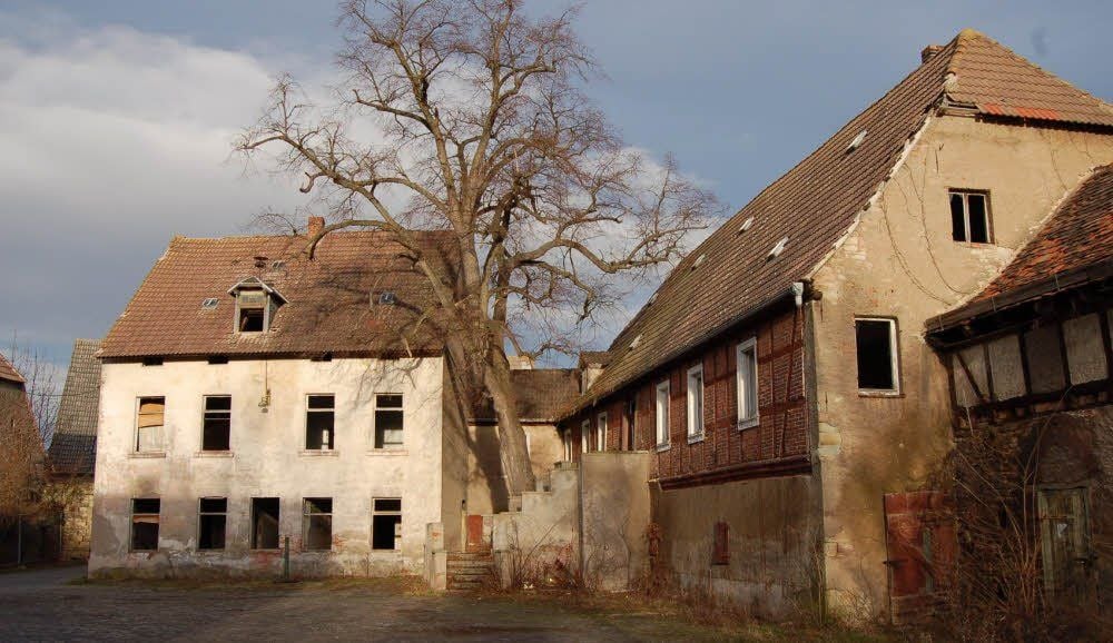 So heruntergekommen sah der alte Gutshof vor der Sanierung aus.