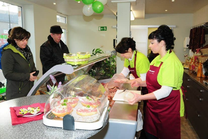 Blick in den neuen „SeydaLandMarkt“ im Zentrum von Seyda, der neben Fleischerei-Produkten auch andere Waren aus der Region anbietet.