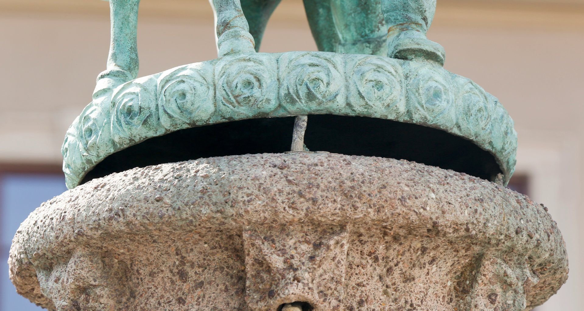 Unbekannte haben versucht, die Statue des Esels-Brunnen auf dem alten Markt in Halle zu klauen.