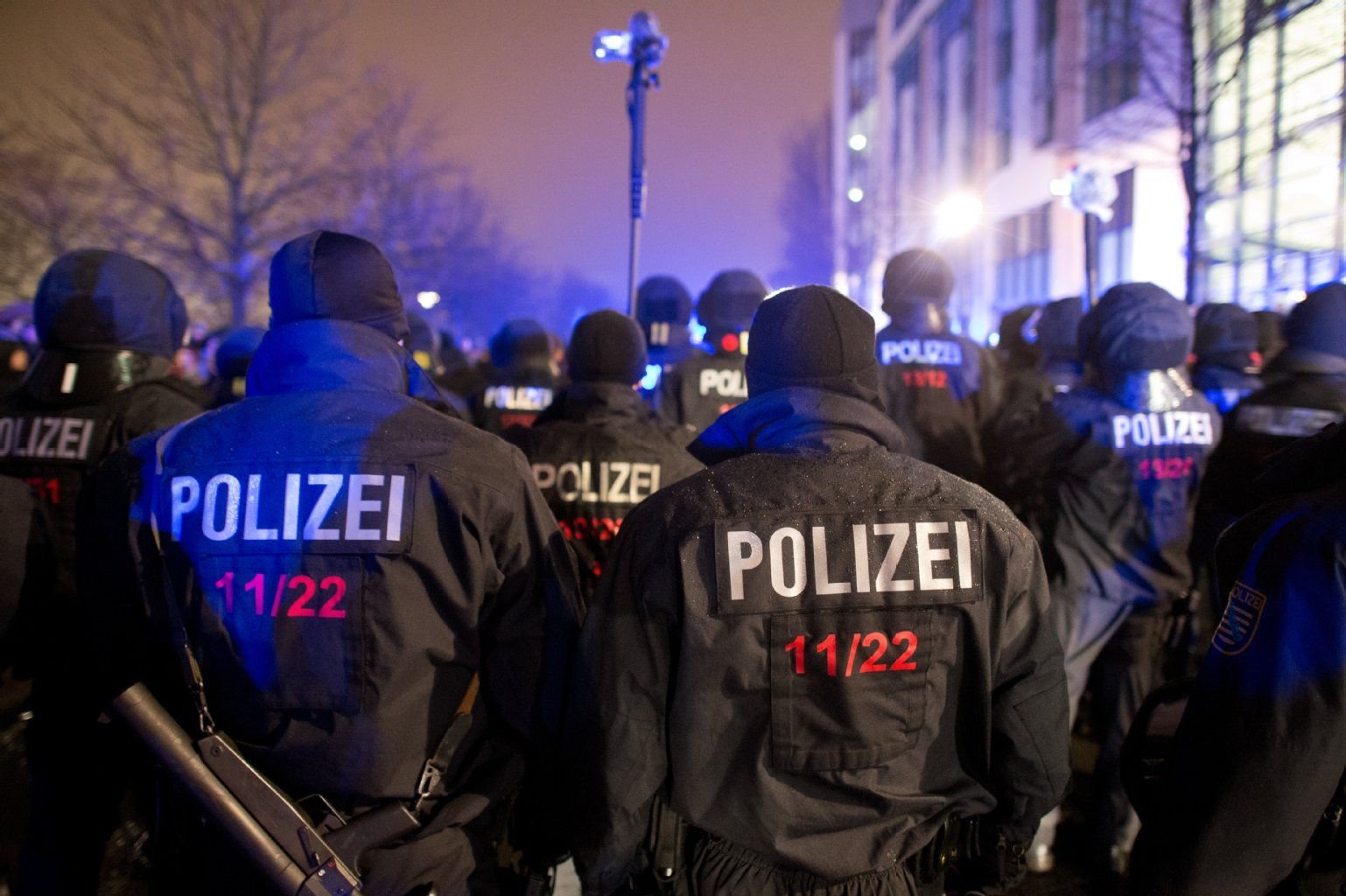 Polizisten sichern am 05.01.2015 eine Kundgebung der islamkritischen Pegida-Bewegung in Dresden