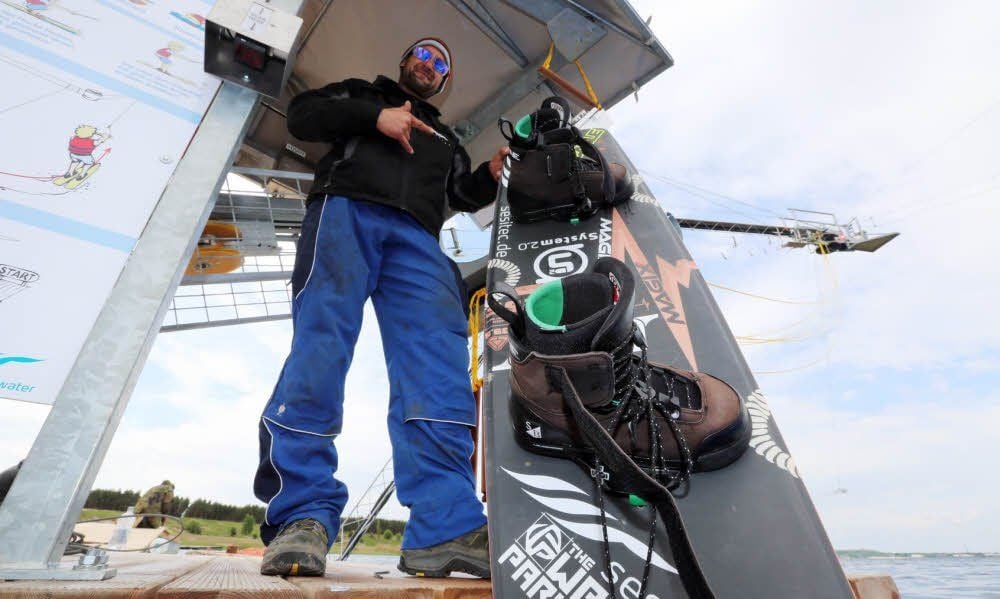 Krzysztof Wojcik - Chef-Monteur der Firma Sesitec und selbst Wakeboarder - nimmt die Anlage in Betrieb.