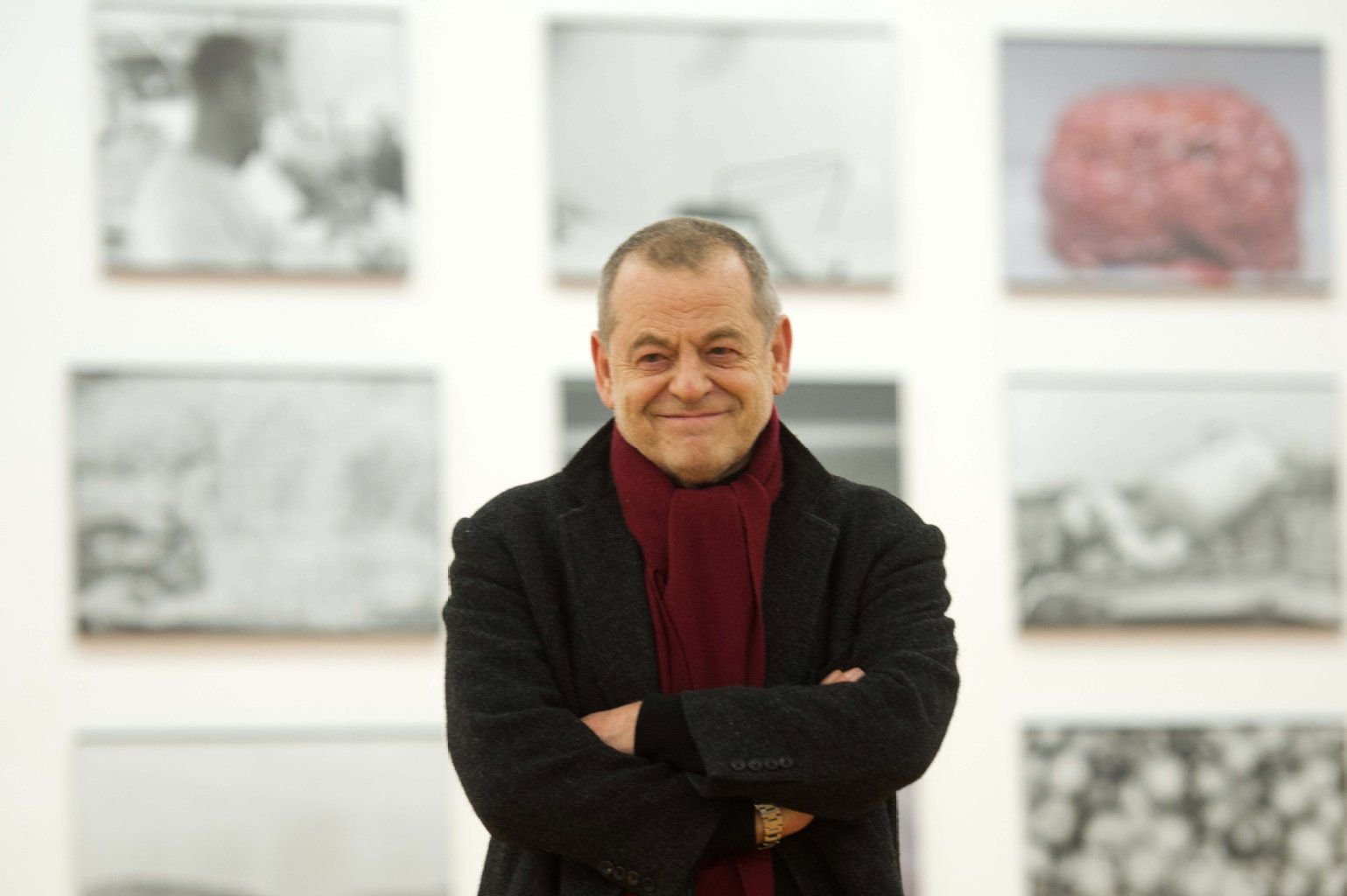 Der Fotograf Michael Schmidt im Gropius-Bau in Berlin in seiner Ausstellung "Michael Schmidt. Lebensmittel".