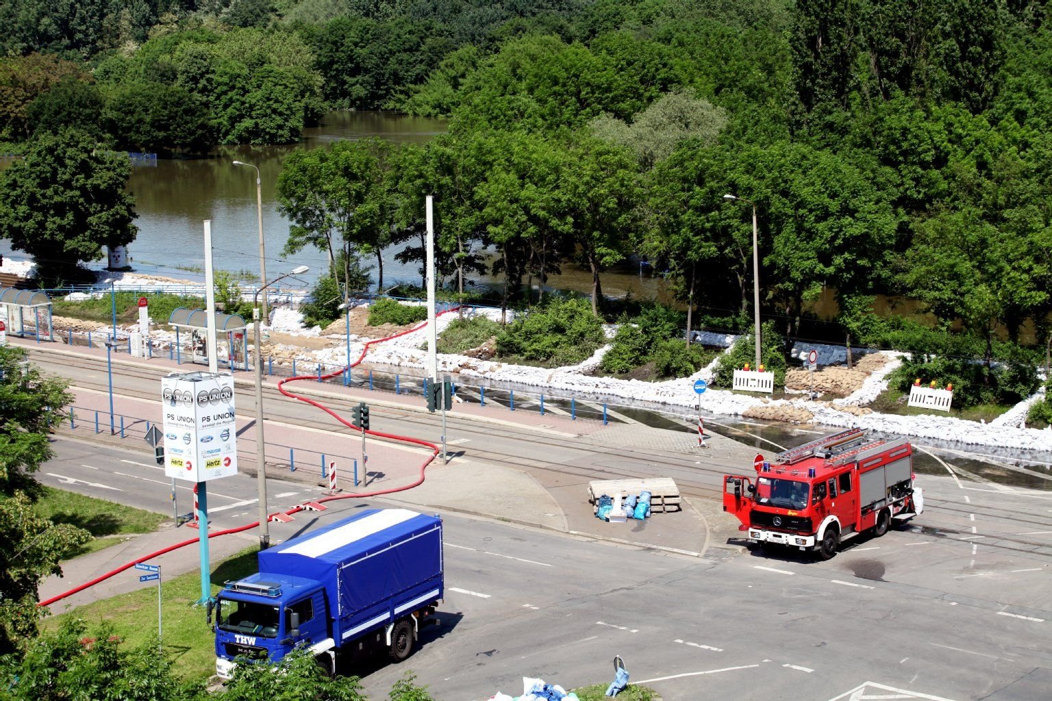 Während des Hochwassers im Juni drohte der Gimritzer Damm in Halle zu brechen. Inzwischen hat die Stadt mit dem Bau eines neuen Deiches begonnen.
