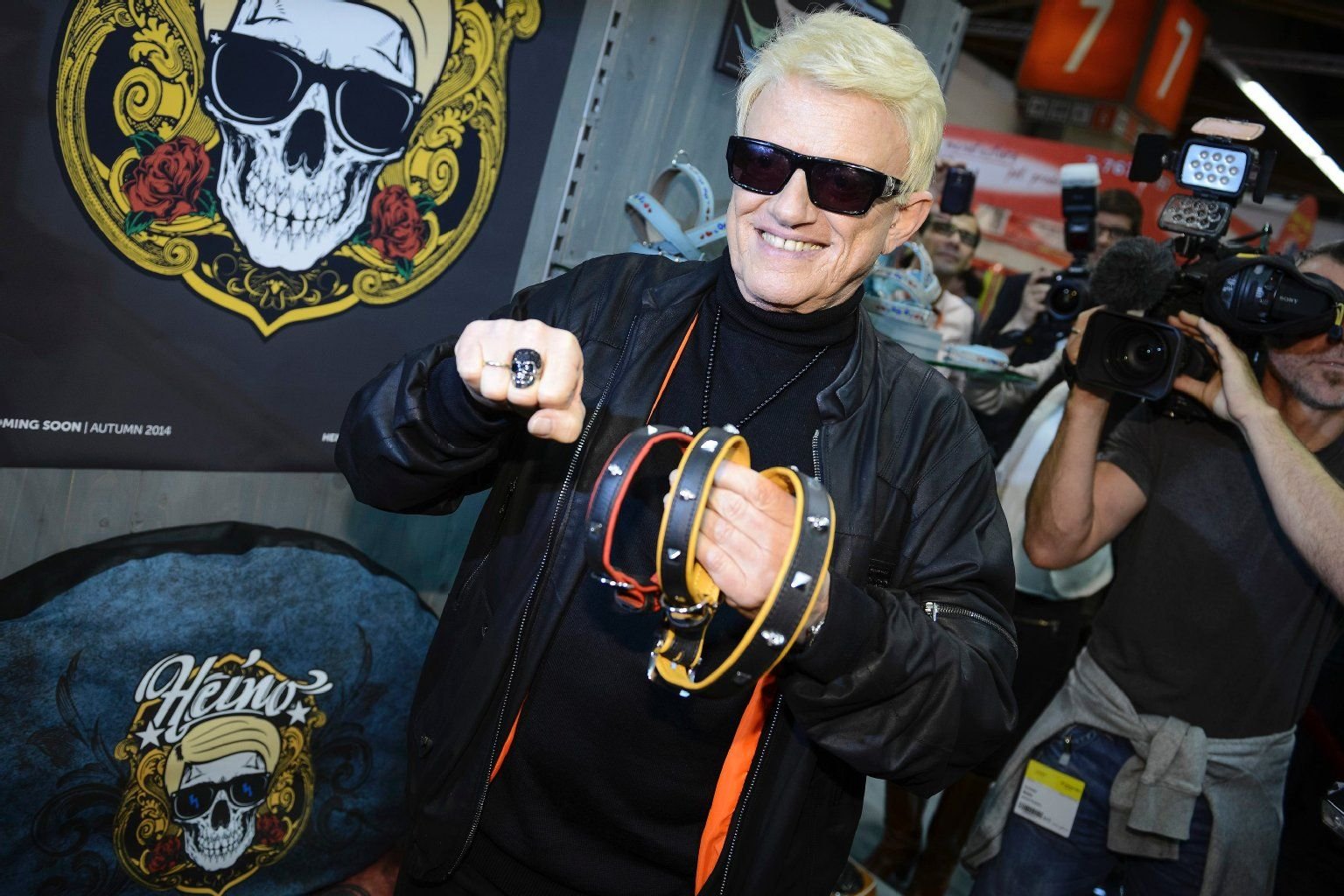 Heino präsentiert auf der Heimtiermesse Interzoo in Nürnberg (Bayern) am Stand von Karlie Heimtierbedarf seine Kollektionsentwürfe.