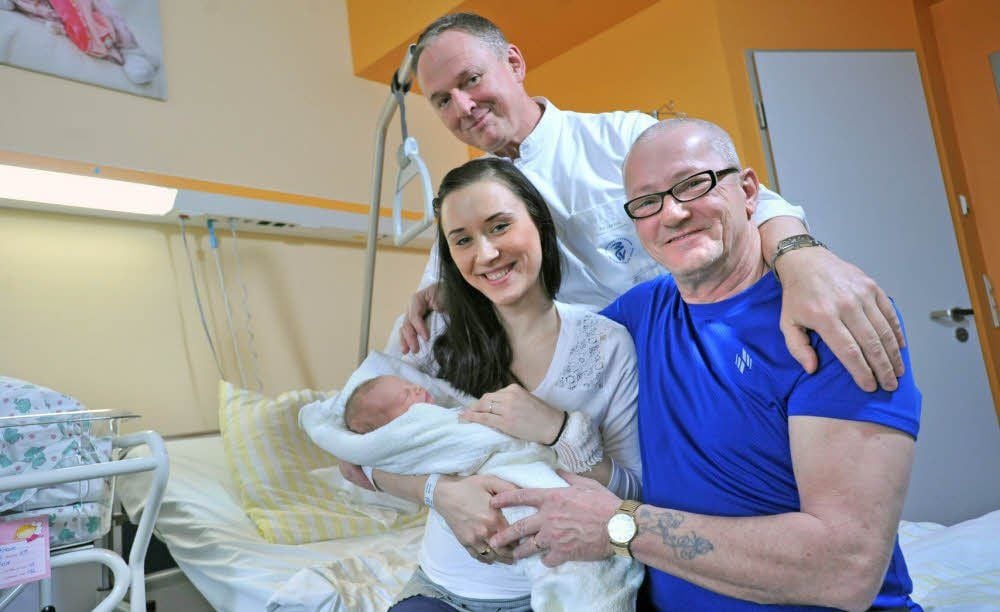 Die glücklichen Eltern: Mandy und Rolf Krause mit Stella Maria - Janusz Bartnicki: ein zufriedener Chefarzt der Klinik für Frauenheilkunde