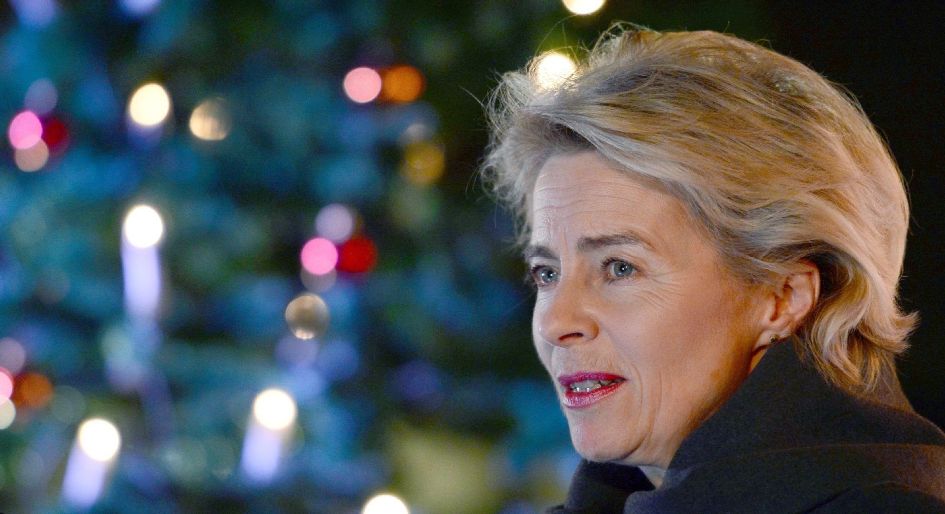 Ursula von der Leyen spricht vor deutschen Soldaten in Masar-i-Scharif. Die Verteidigungsministerin hat bei einem Truppenbesuch in Afghanistan vom Tod ihres Vaters Ernst Albrecht erfahren.