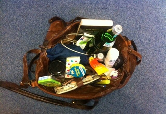 Wasser, Handcrème, Besteck und Stift: Die Handtaschen von Müttern gleichen manchmal richtigen Survival-Packs.